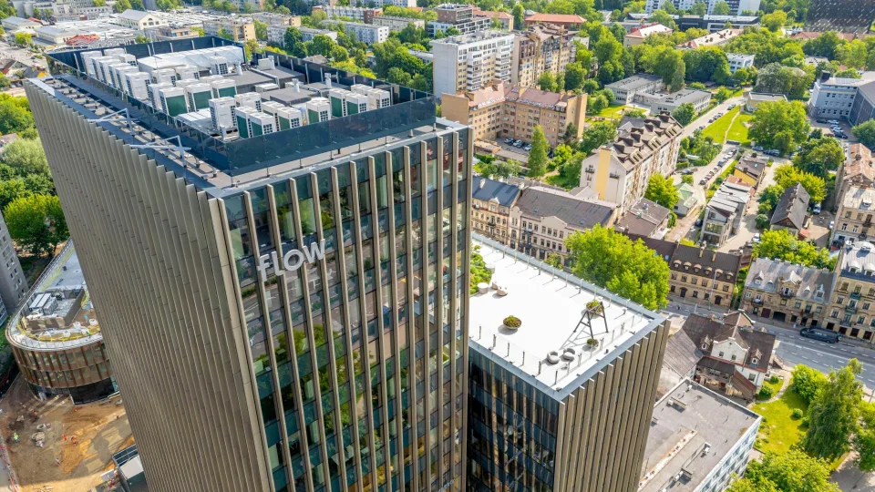 „FLOW“ verslo centras atveria duris visiems: nemokami filmai, amfiteatras ir žaluma pačiame Vilniaus centre