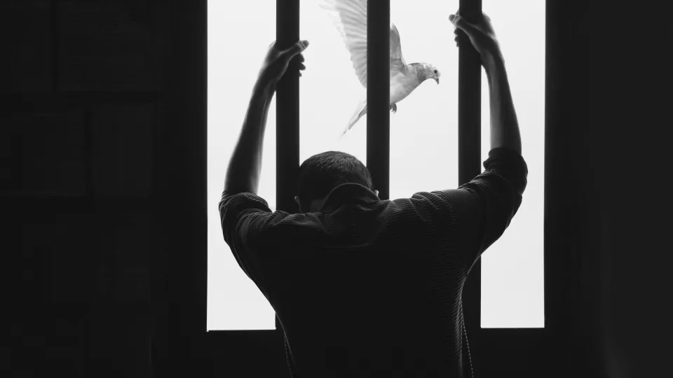Ar jūsų gyvenimą valdo kitų nuomonė? Aiškūs ženklai ir būdas atsikratyti svetimos įtakos