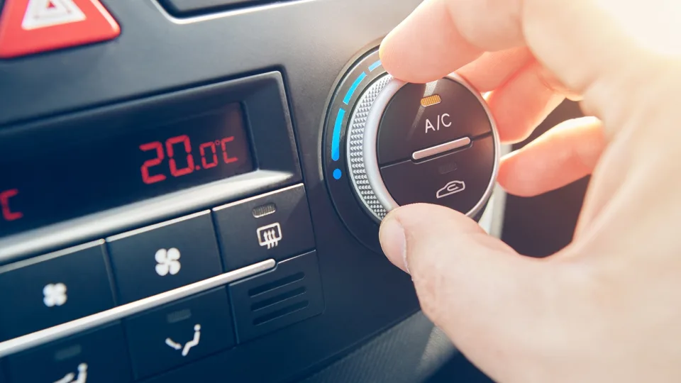 Nešaldo net naujas kondicionierius? Šios dažnos klaidos gali pridaryti daugybę problemų net naujame automobilyje