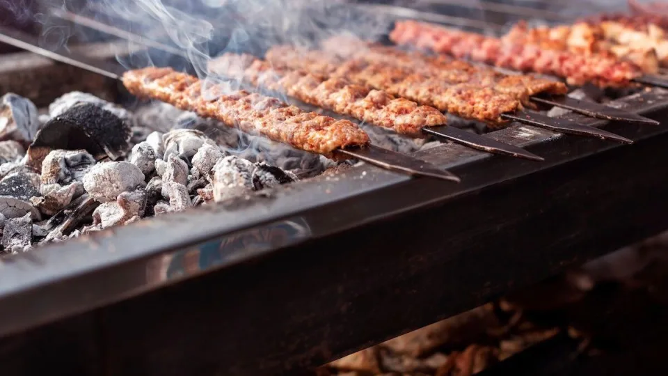 Lietuviai kepsninėse keičia kiaulieną į jautieną: pateikiamas jautienos kebabų receptas kepsninėje