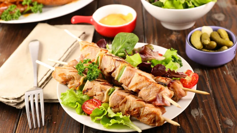 Joninių idėjos, kaip nebrangiai patobulinti visų pamėgtus receptus: nuo salotų iki pasakiško marinato šašlykams