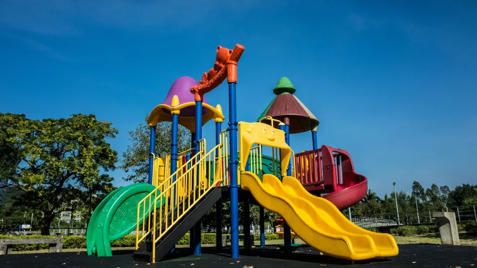 Šokiruojanti tiesa: vasarą žaidimų aikštelės virsta traumų židiniais, kasmet fiksuojami tūkstančiai atvejų