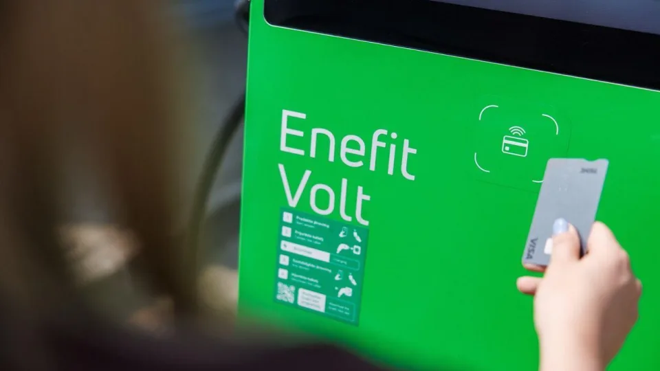Didelis pokytis elektromobilių vairuotojams: įkrovimo stotelėse galima atsiskaityti ir banko kortelėmis