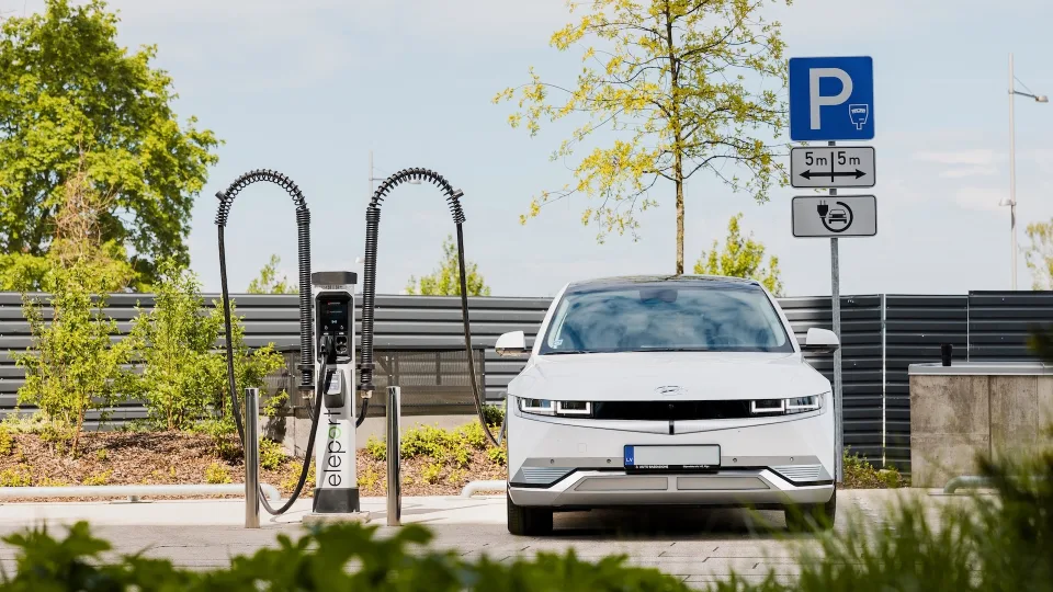 „DKV Mobility“ ir „Eleport“: Naujas žingsnis elektromobilių įkrovimo infrastruktūros Baltijos šalyse plėtroje