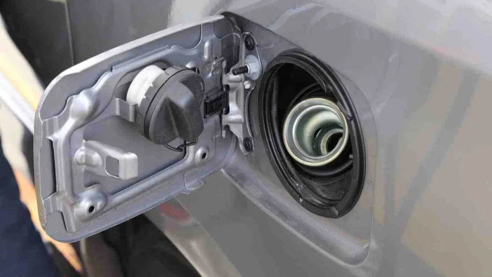 Jokiu būdu nepilkite šito benzino: rizikos žiemą pasiekė maksimumą, gali padaryti daug žalos