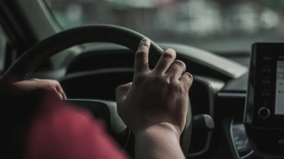 Šią klaidą daro daugelis vairuotojų: netinkama vairo laikysena gali baigtis tragedija, kaip to išvengti?