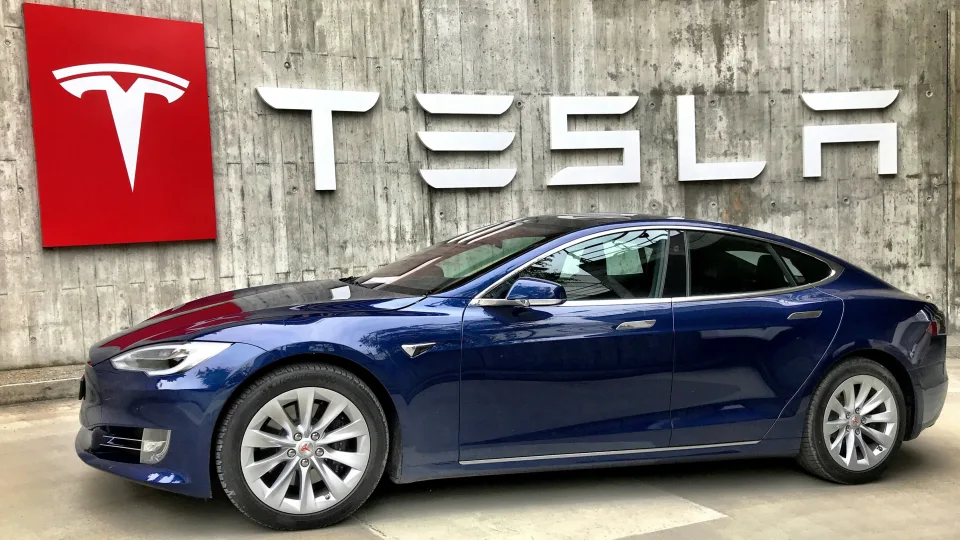Nuo pažangos simbolio iki milžiniškos problemos: „Tesla“ susiduria su neparduotų automobilių krize