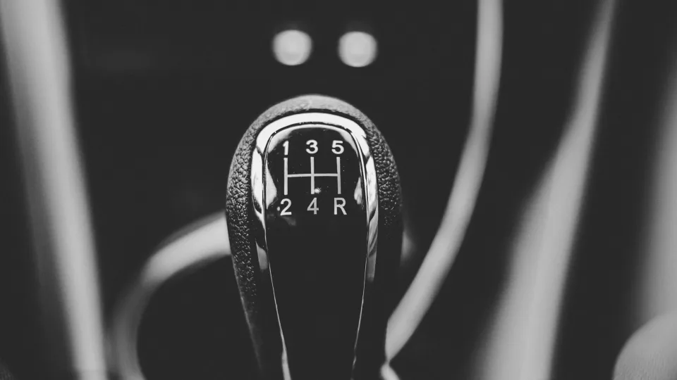 Suklusti turėtų automobilių su automatine pavarų dėže savininkai: šie įpročiai gali nulemti labai brangų remontą