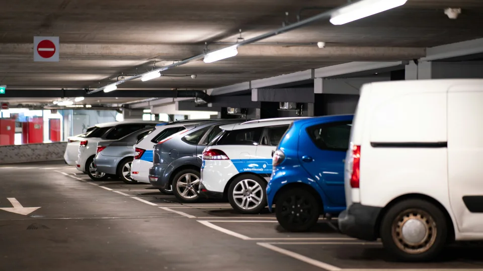 Nepavyksta rasti automobilio? Šis keistas, bet moksliškai pagrįstas triukas daro stebuklus, išbandykite