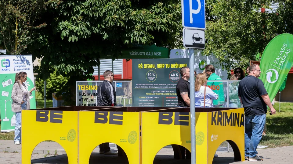Vasarą pajūryje daugėja ne tik žmonių, bet ir atliekų: Klaipėdoje surengta vieša konteinerio krata atskleidė rūšiavimo spragas