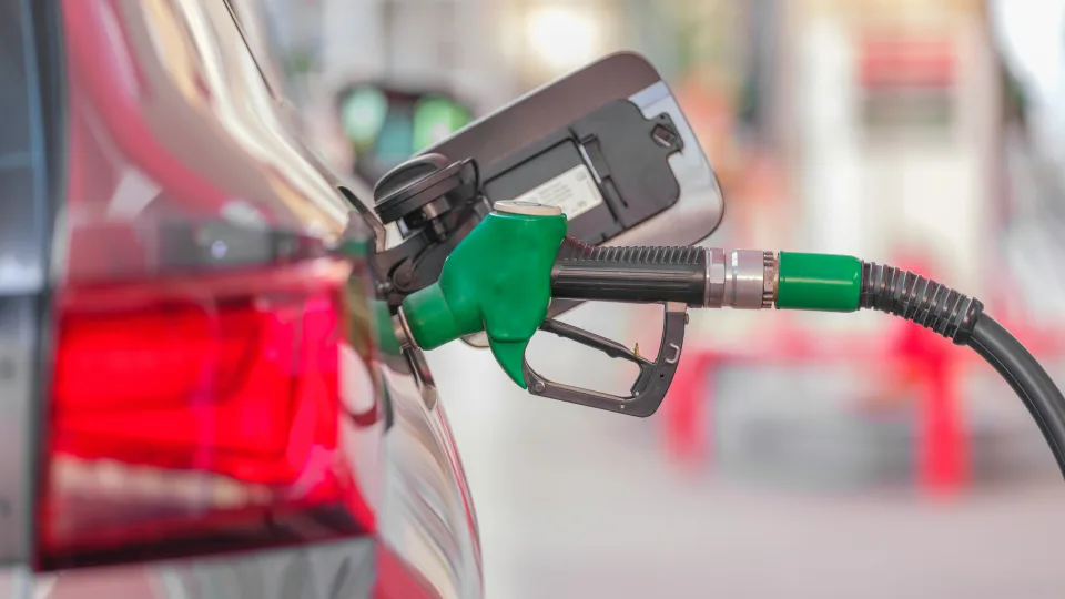 Naftos kainų sūpynės smogia Lietuvai: dyzelinas brangsta dvigubai sparčiau nei benzinas, vairuotojai sunerimę