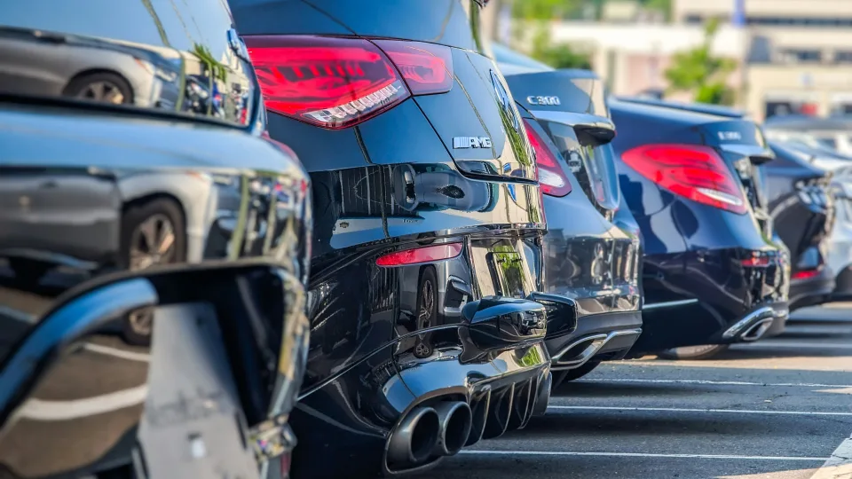 Naujų automobilių kainos šovė į viršų: vos per 5 metus užfiksuotas stulbinantis augimas, įvardijo to priežastį