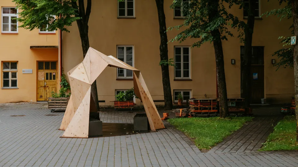 Konstruojant statinį jokios algebros – tik geometrija? Vilniaus senamiestyje pristatytas išskirtinis paviljono prototipas