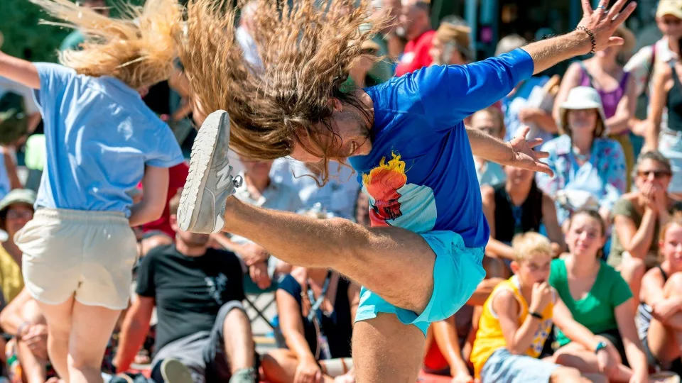 Liepos pradžioje Klaipėda sprogs nuo emocijų: kviečia spalvingasis gatvės teatrų festivalis „Šermukšnis“