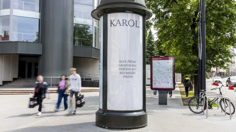 Rinkodara, kuri keičia gyvenimus: plakatai Vilniuje pavertė Karolį sužadėtiniu visos Lietuvos akyse