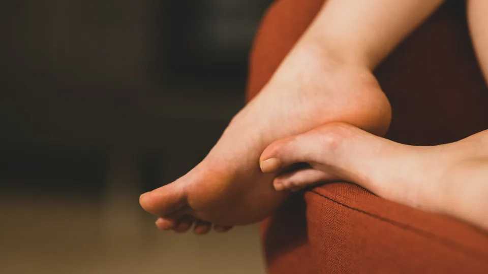 Patinusios pėdos vargina kiekvieną vakarą? Šis triukas per kelias minutes sugrąžins jau pamirštą lengvumą