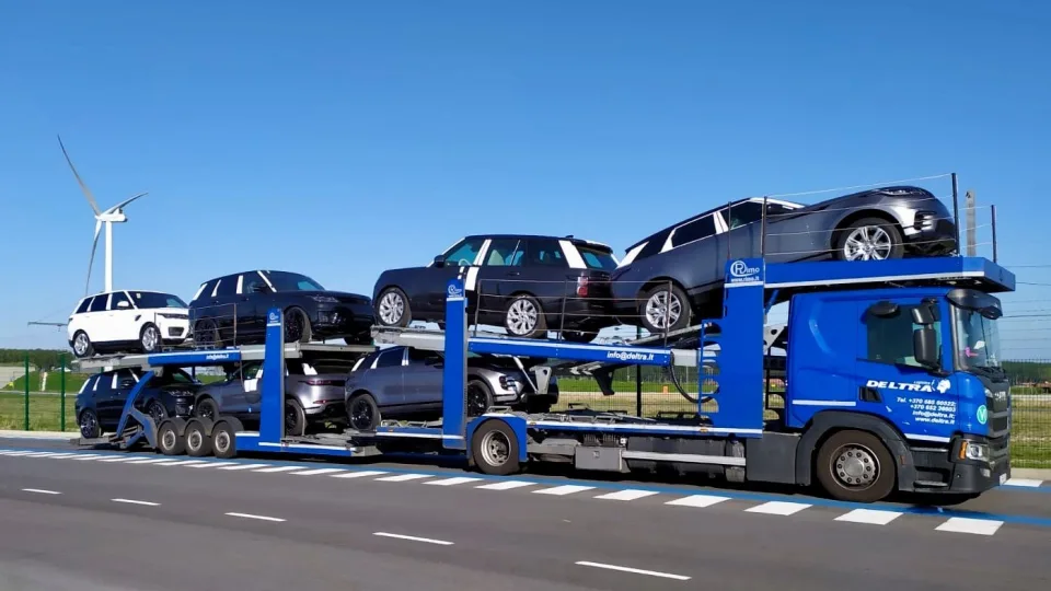 Prabangūs automobiliai ir toliau rieda į Maskvą: atskleidžiama šokiruojanti realybė, kilo didžiulis skandalas