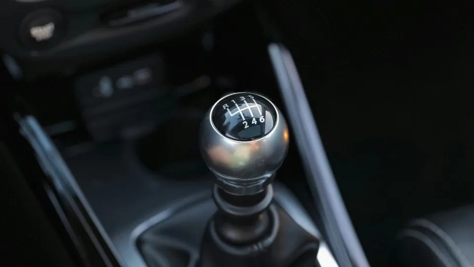 Vairuotojai nebenori mechaninės pavarų dėžės, masiškai pereinama prie automatinių automobilių
