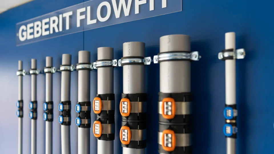 „Geberit FlowFit“ taupo laiką, vietą ir nervus: novatoriška sistema sklandžiam vandens tiekimui ir montavimui