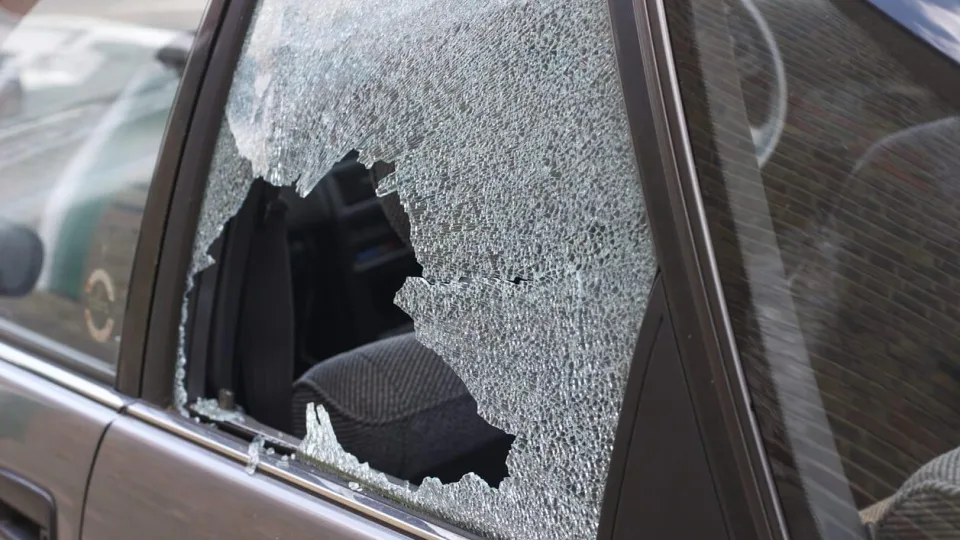 Kai sekundės gali nulemti viską: ekspertai atskleidžia, kada ir kaip galima išdaužti automobilio stiklą