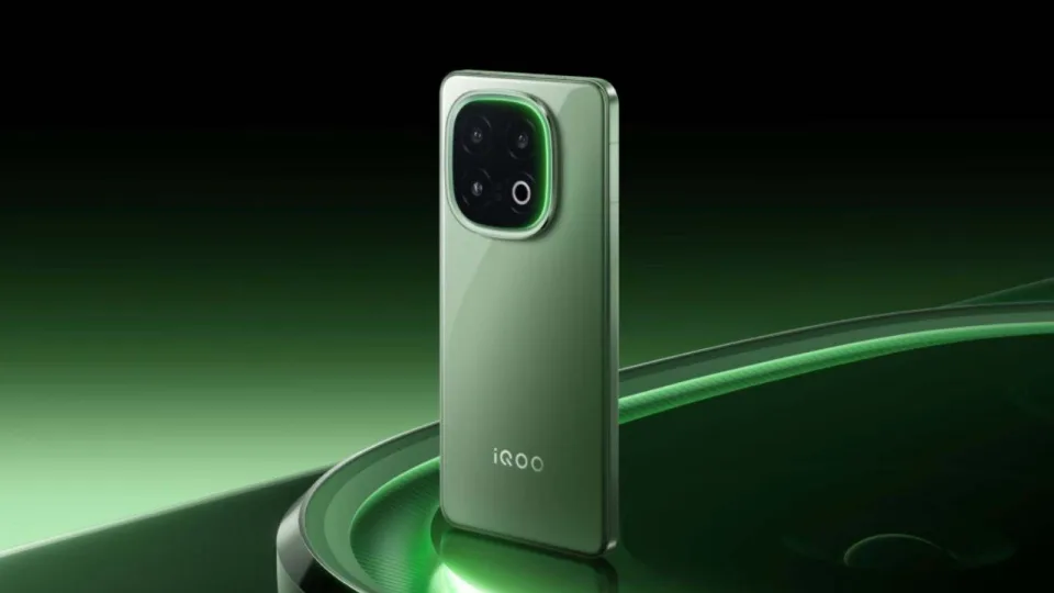 „iQOO“ pristatė „13 Ace Green“ telefono modelį su galingu „Qualcomm“ lustu ir stilingais dizaino sprendimais