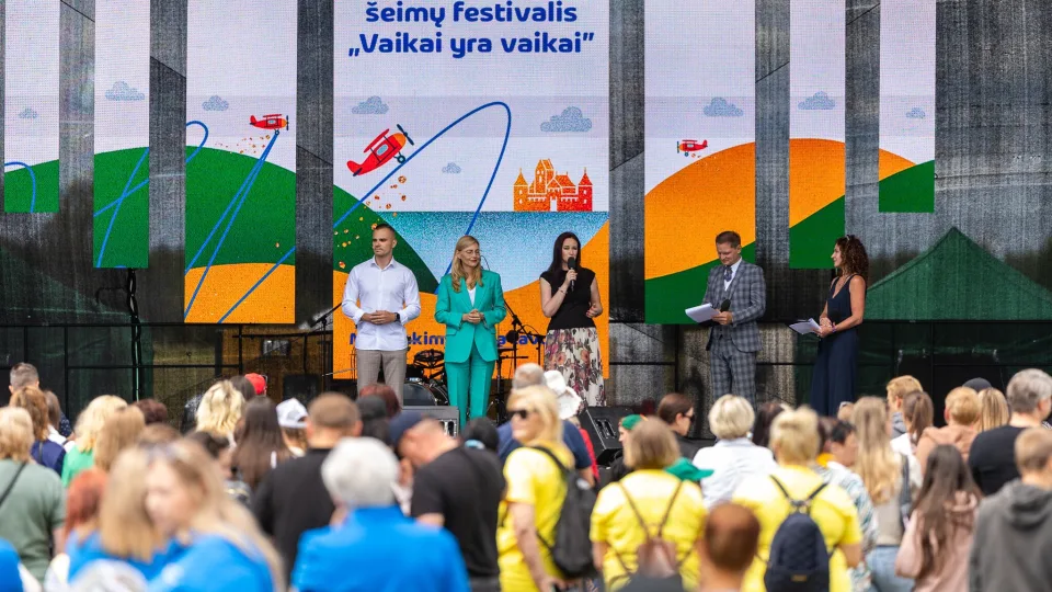 Tūkstančiai širdžių viename paveiksle: vaikų globos savaitę baigė globojančių šeimų festivalis, pasiektas rekordas
