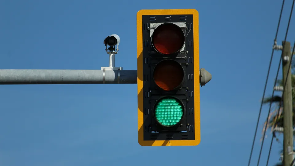 Šis įprotis prie šviesoforo tyliai gadiną automobilio sankabą: daugelis net nežino, kad daro klaidą