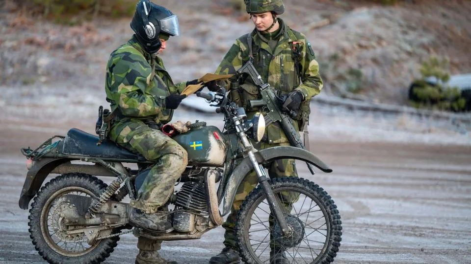 Švedijos kariuomenė keičia taktiką: po visiško rusų fiasko, švedai motociklus paverčia rimtu ginklu
