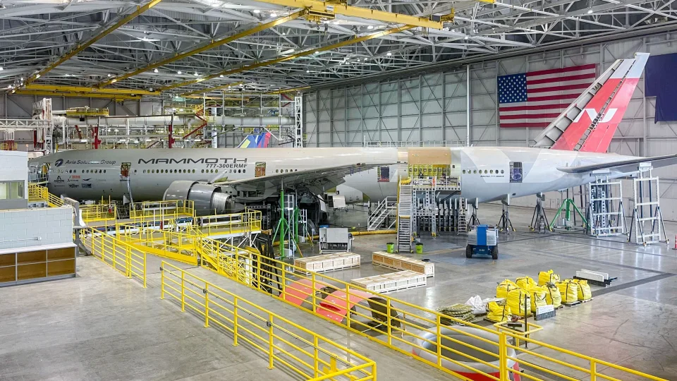 „Avia Solutions Group“ baigia keleivinio „Boeing 777-300ER“ konversiją į krovininį orlaivį