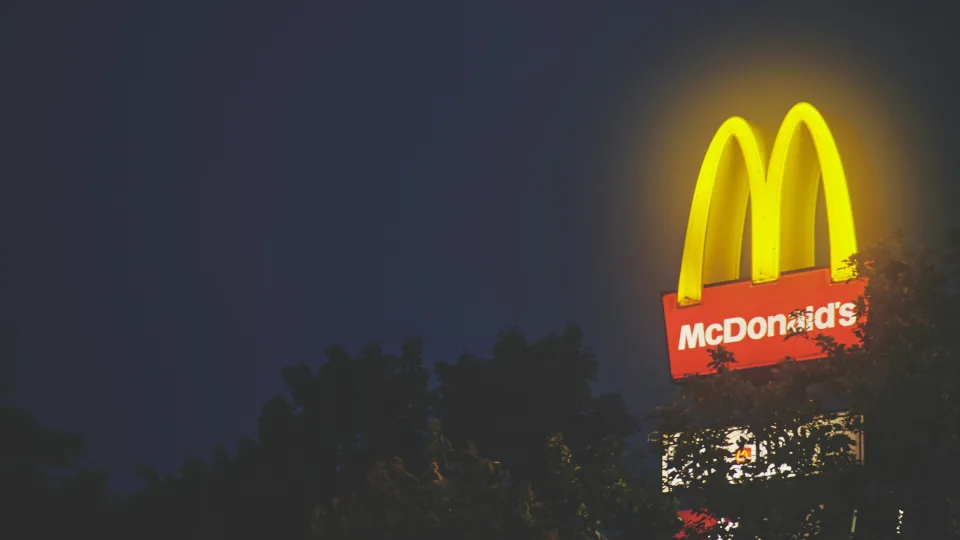 „McDonald’s“ fiksuoja rekordus: pelnas šoktelėjo, o klientų srautas stebina net skeptikus