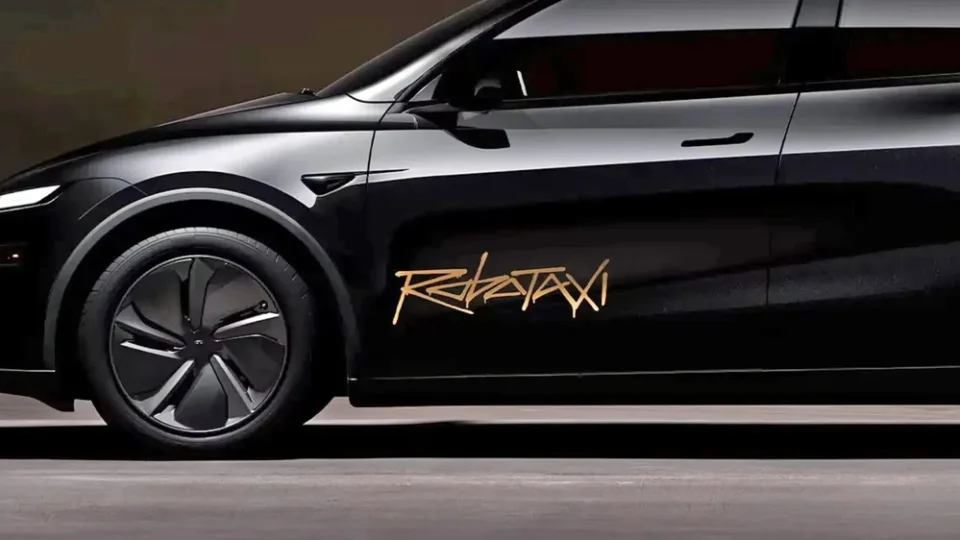 „Tesla“ pažadai ir vėl virto šnipštu? Už ilgai žadėtų ir garsiai reklamuotų „Robotaxi“ vairo vis dar sėdi žmogus