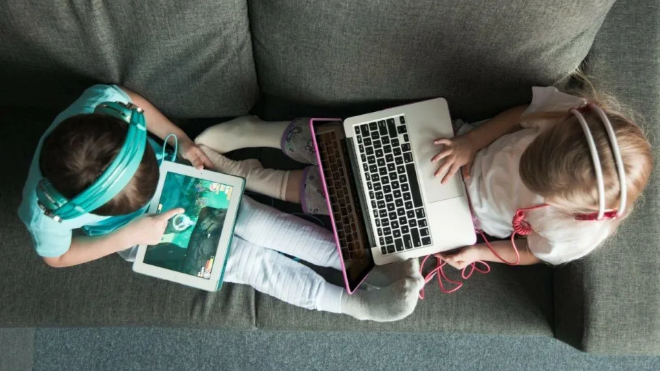 Vasarą išauga praleidžiamas laikas prie ekranų: ragina tėvus atidžiau stebėti vaikų veiklą internete