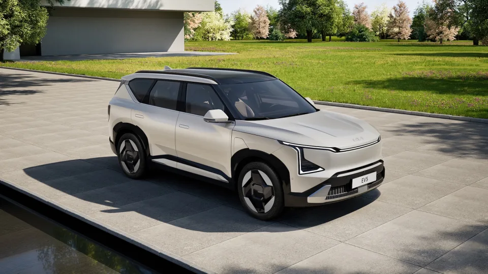 „Kia“ išanalizavo, ko nori Europos vairuotojai: debiutuos naujasis „Kia EV5“ elektromobilis