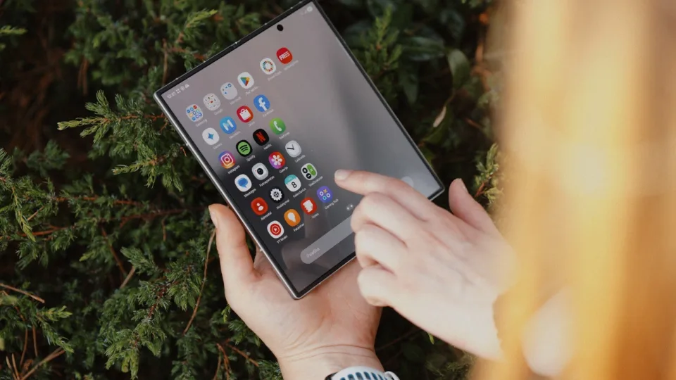„Samsung“ pristatė naują sulenkiamų išmaniųjų kartą: prie „Galaxy Flip7“ ir „Galaxy Fold7“ jungiasi dar vienas modelis