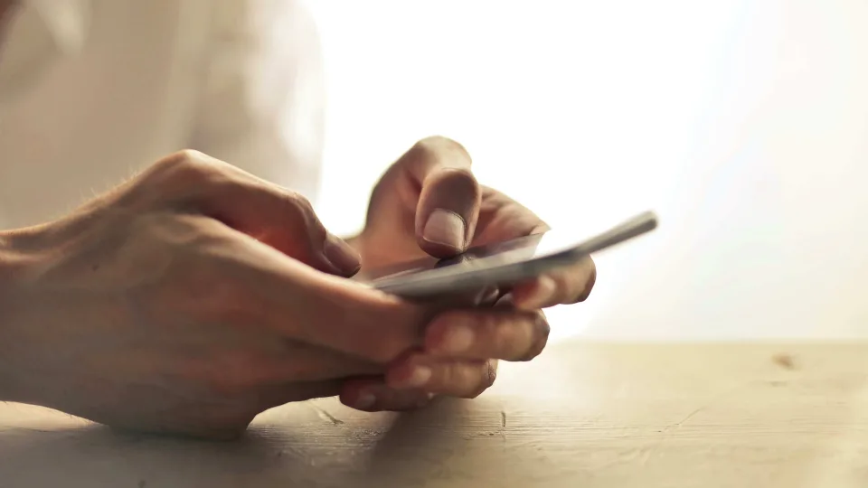 Telefoniniai sukčiai terorizuoja lietuvius: bankai nesuspėja, o pinigai pranyksta tiesiog akyse