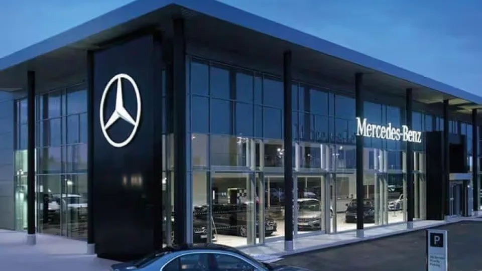 „Mercedes“ keičia žaidimo taisykles: nuspręsta parduoti dešimtis automobilių salonų, kas laukia toliau?