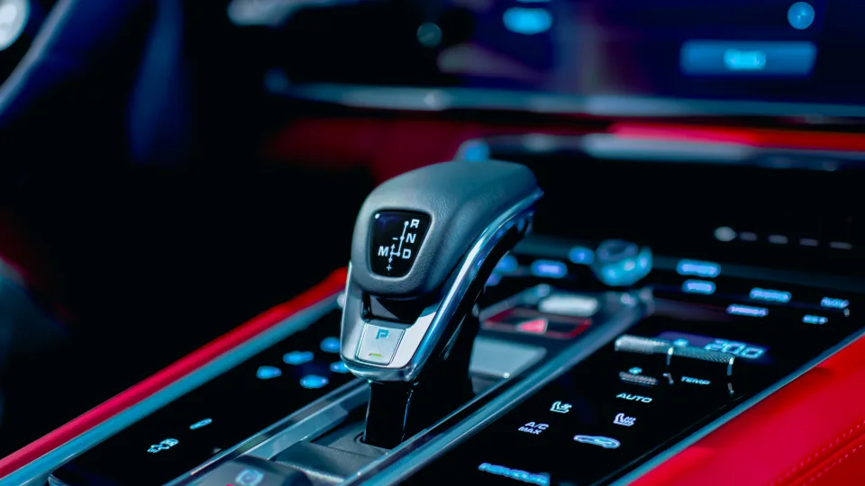 Automobiliai tampa protingesni už vairuotojus, bet Europos rinką vis dar sukausčiusi biurokratinė krizė