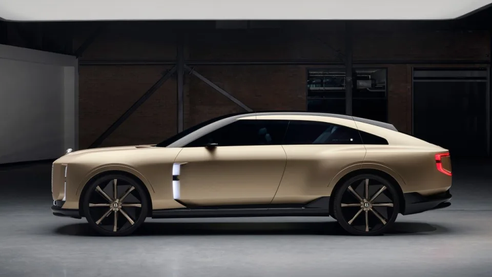 Automobilis ar meno kūrinys? „Bentley“ elektromobilis keliaujantiems kitaip, pamatykite tai patys