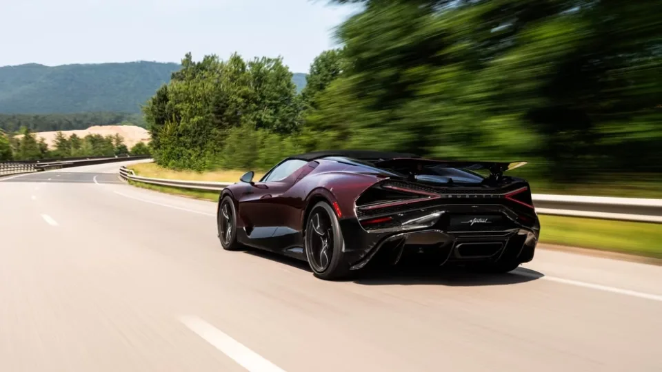 Kas slypi už 400 km ridos naujame „Bugatti“? Atskleista, kaip tikrinami milijonus kainuojantys modeliai