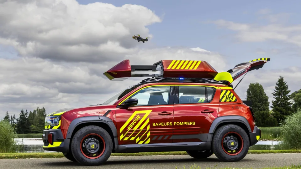 „Renault“ pristato išskirtinį automobilį ugniagesiams, kuris padės ekstremalių situacijų metu