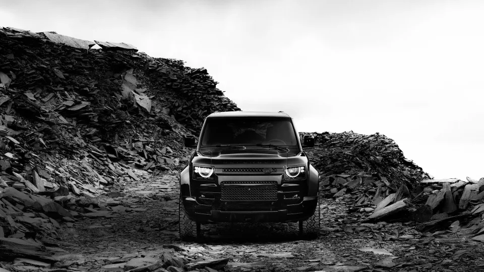 Pristatyta nauja pajėgiausiojo „Defender OCTA“ versija: automobilis įgauna dar drąsesnį charakterį