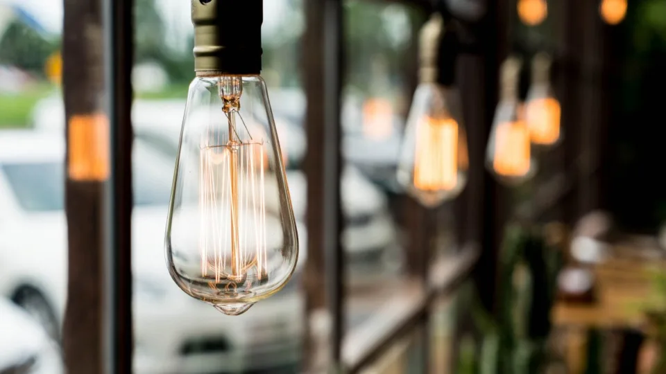 Elektros kainos ir vėl šovė į viršų: ekspertas pasakė, kas lemia dar vieną elektros kainų šuolį