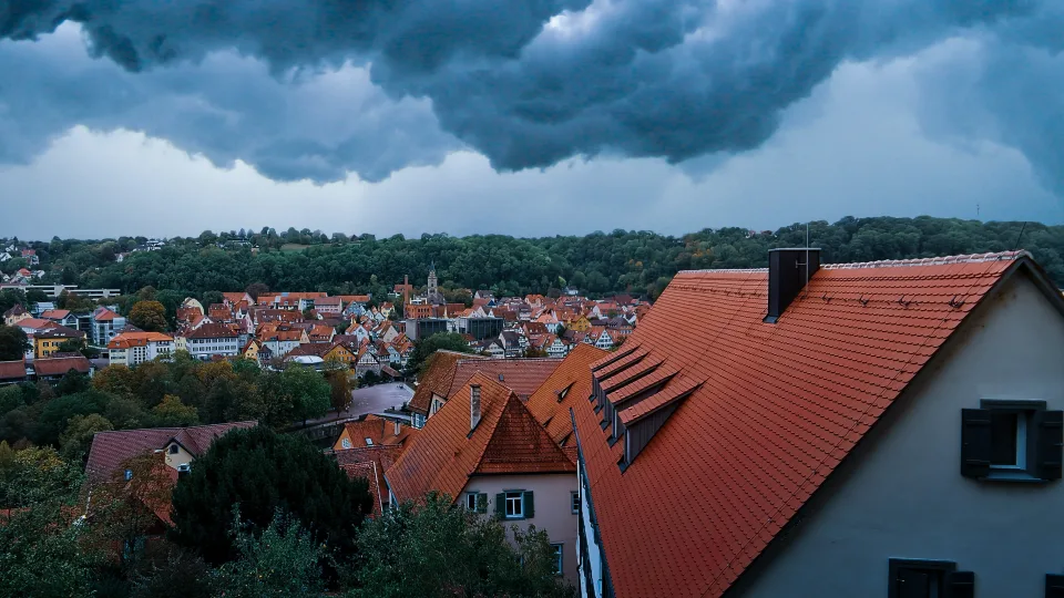 Meteorologai siunčia kritinį perspėjimą: dangus ir vėl maišysis su žeme, gyventojai turėtų pasiruošti blogiausiam