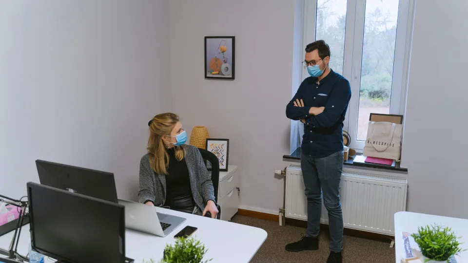 Draudžiamas vaisius darbo metu: kodėl seksas darbo vietoje vis dar jaudina tūkstančius žmonių?