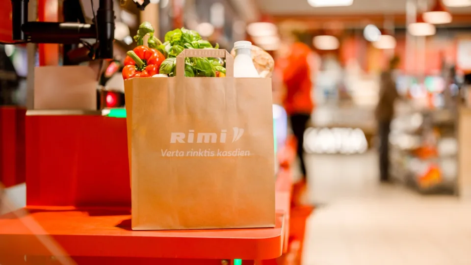 Tyrimas: liepos mėnesį „Rimi“ parduotuvėse pigiausi pieno produktų bei vaisių ir daržovių krepšeliai