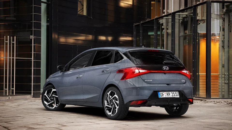 Ar mažesni automobiliai taps didžiu sprendimu miestams? Kainų ir patogumo argumentai stebina