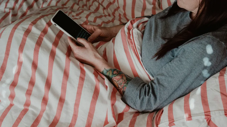 Kiekvieną naktį darote tą pačią klaidą: išmanusis telefonas šalia lovos kenkia daug labiau nei galvojote