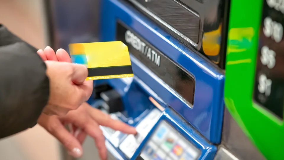 Naudojimasis bankomatais gali tapti tikrais spąstais: tokia įmoka gali sukelti įtarimų bankui, turėsite problemų
