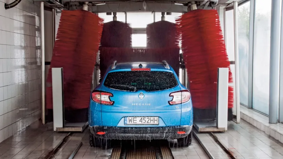 Tiesa, kurią slepia automatinės plovyklos: automobilis po plovimo gali atrodyti blogiau nei įsivaizduojate