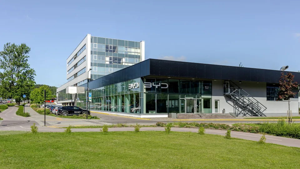 Vilniuje duris atvėrė pirmasis šalyje BYD automobilių salonas: tokio elektromobilių pasirinkimo dar nematėme